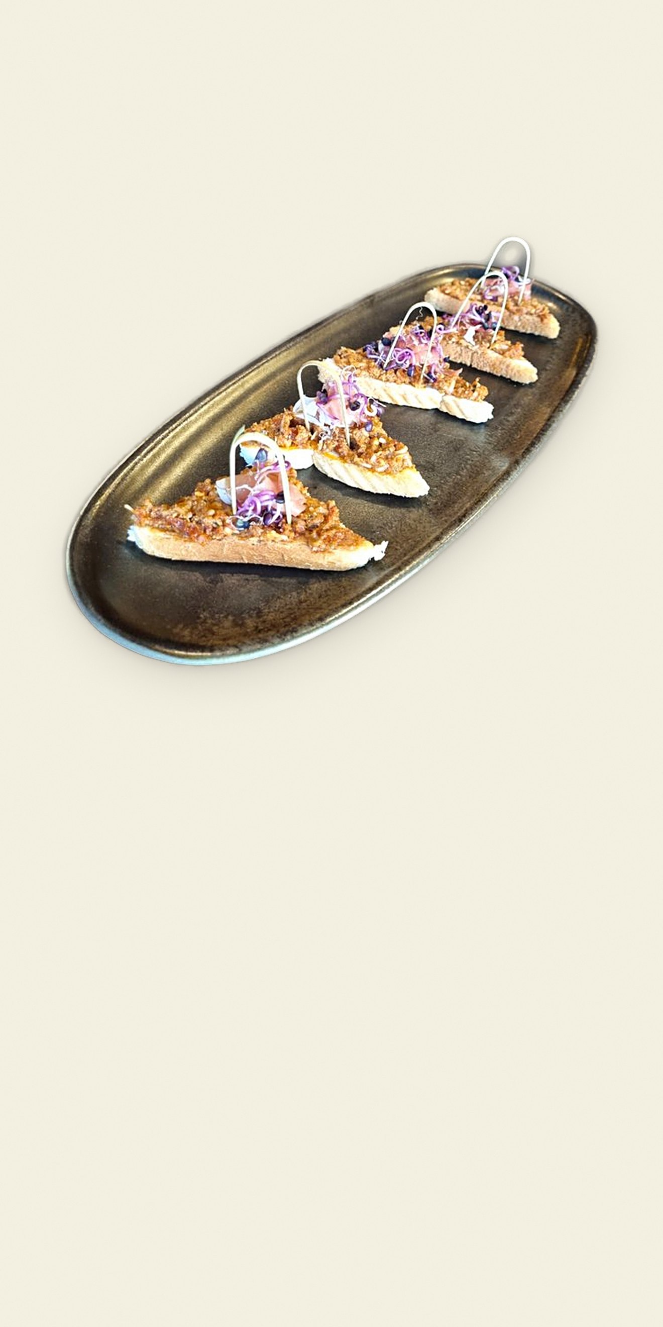 Sumuštinukai su raudonuoju pesto ir serrano kumpiu